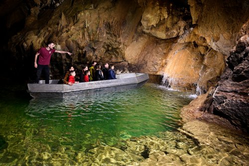 Grotte de Labouiche (Ariège) - Bateau devant la cascade, terminus de la visite sur la partie amont de la rivière(SP-23-1600)